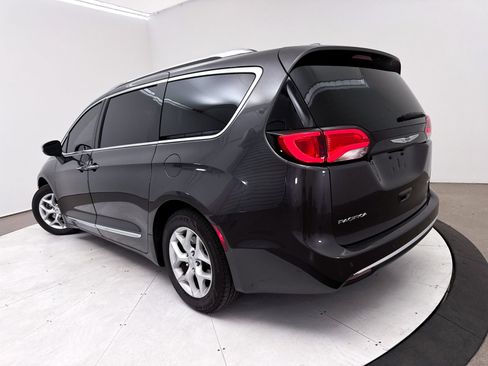 Used 2019 Chrysler Pacifica Limited FWD image 2