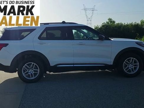Used 2025 Ford Explorer Active AWD/4WD image 9