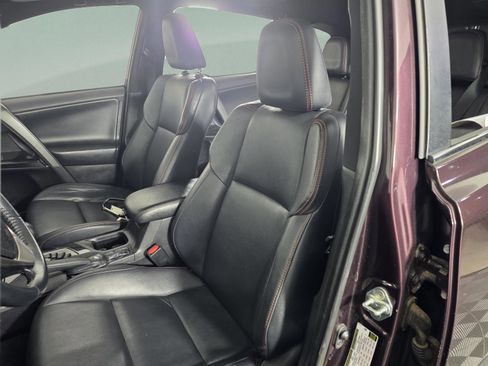 Used 2018 Toyota RAV4 SE image 11