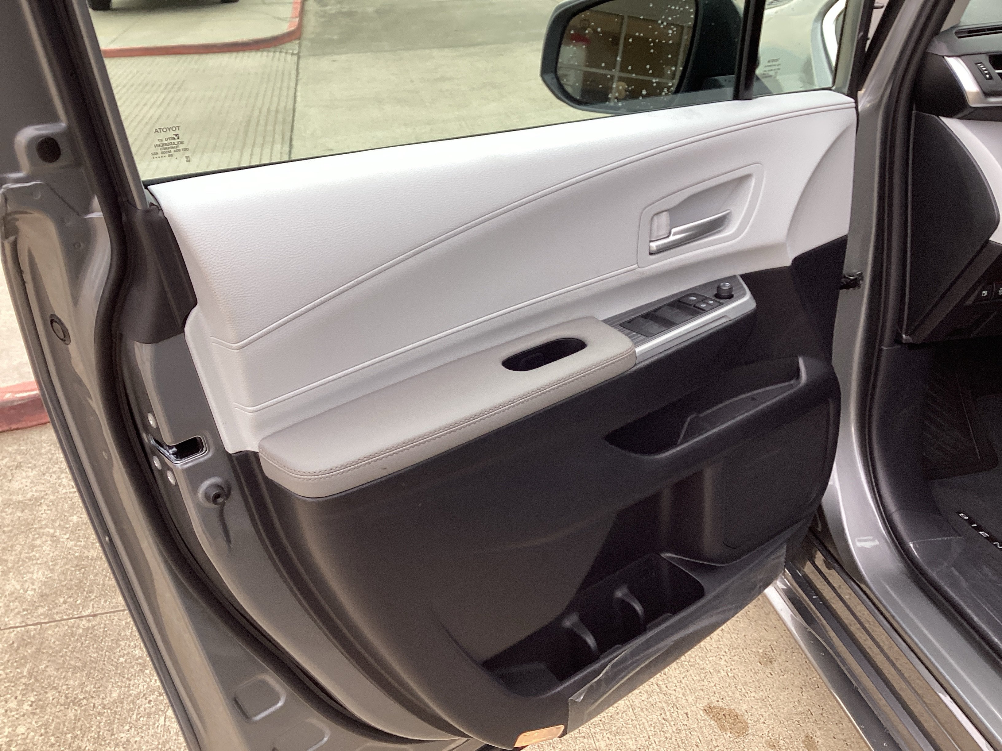 New 2026 Toyota Sienna XLE FWD image 6