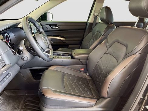 Used 2024 Nissan Pathfinder Platinum image 21