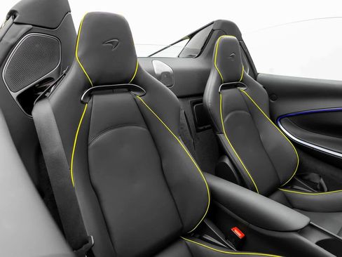 Used 2025 McLaren Artura Spider image 13