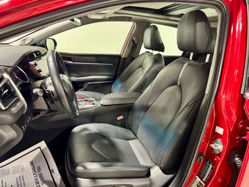 Used 2019 Toyota Camry XSE image 3