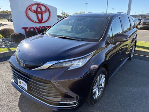 Used 2023 Toyota Sienna Limited image 1