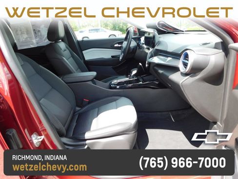Used 2025 Chevrolet Trax LT w/ LT Convenience Package FWD image 16