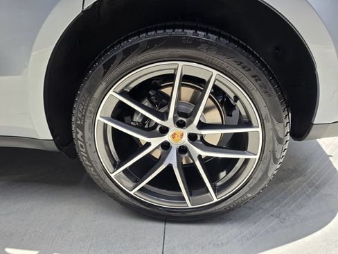 Certified 2023 Porsche Macan AWD/4WD image 32