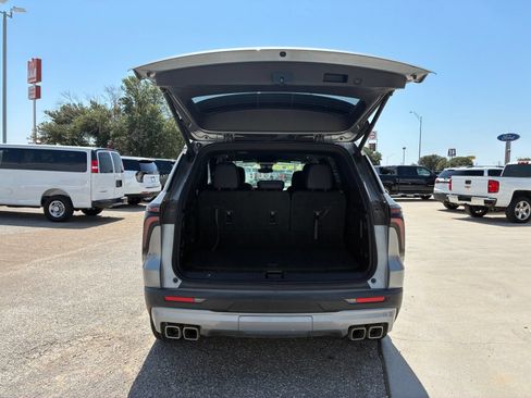Used 2026 Chevrolet Traverse LT FWD image 12