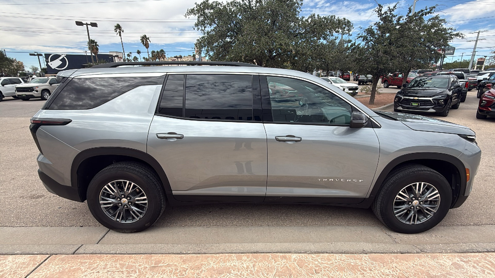 Used 2026 Chevrolet Traverse LT FWD image 10