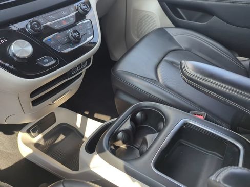 Used 2023 Chrysler Pacifica Touring-L FWD image 23