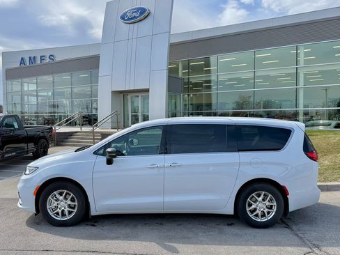 Used 2026 Chrysler Pacifica Select image 3