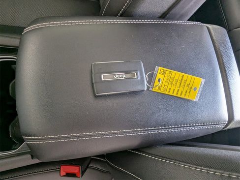 Used 2025 Jeep Grand Cherokee Limited w/ Luxury Tech Group II image 28