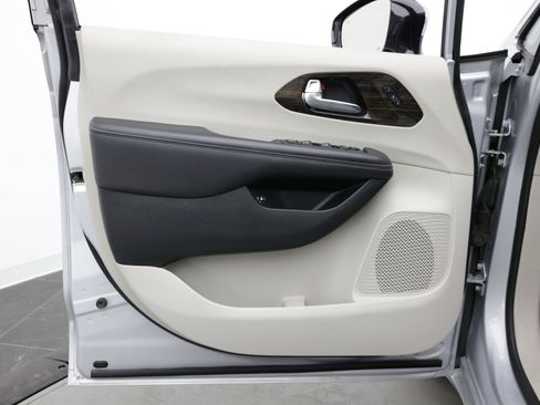 Used 2023 Chrysler Pacifica Limited FWD image 11