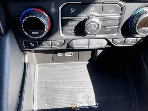 Used 2024 Chevrolet Tahoe Premier AWD/4WD image 16