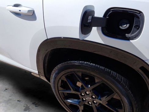 Used 2024 Chevrolet Traverse RS image 24