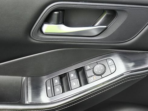 Used 2024 Nissan Rogue SV FWD image 12