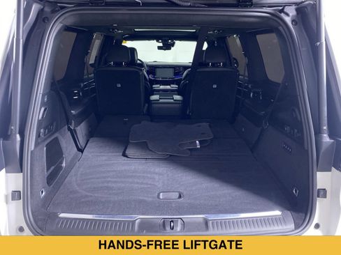 Used 2022 Jeep Grand Wagoneer Series II AWD/4WD image 16