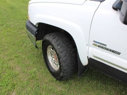 Used 2006 Chevrolet Silverado 2500 LT w/ Heavy-Duty Power Package AWD/4WD image 12