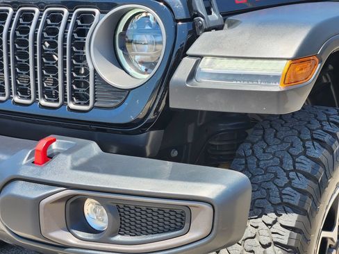 Used 2025 Jeep Wrangler Unlimited Rubicon AWD/4WD image 8