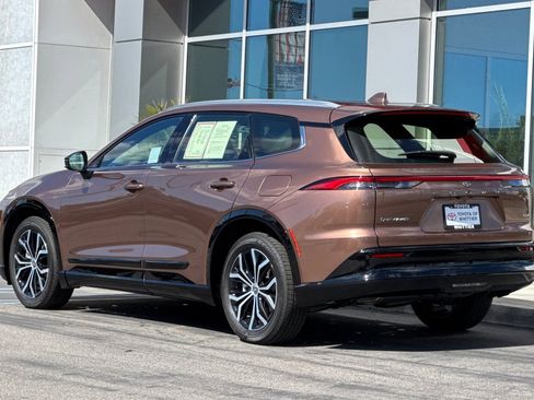 Certified 2025 Toyota Crown Signia image 8