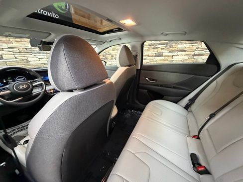 Used 2025 Hyundai Elantra Limited FWD image 28