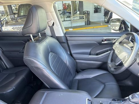 Used 2022 Toyota Highlander XLE image 10