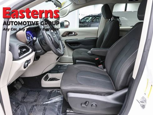 Used 2022 Chrysler Voyager LX FWD image 14