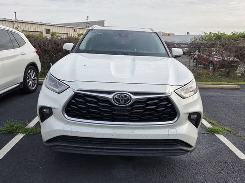 Used 2020 Toyota Highlander Limited FWD image 2