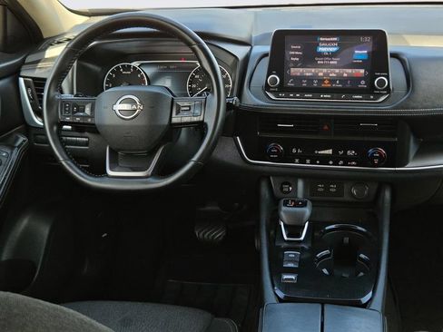Used 2025 Nissan Rogue SV FWD image 12