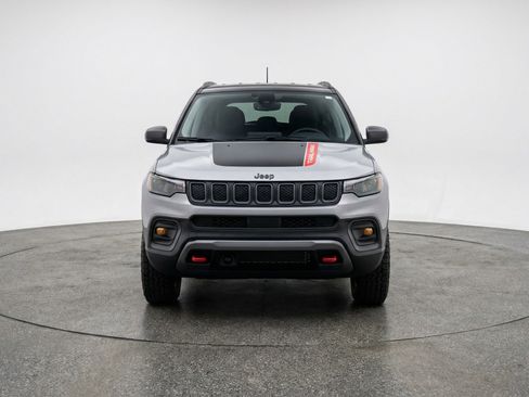Used 2025 Jeep Compass Trailhawk AWD/4WD image 2