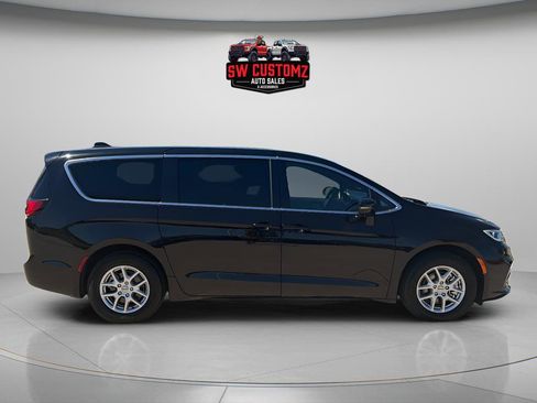 Used 2025 Chrysler Pacifica Select FWD image 8