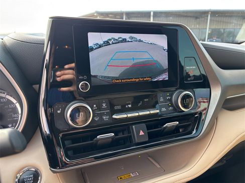 Used 2023 Toyota Highlander XLE image 21