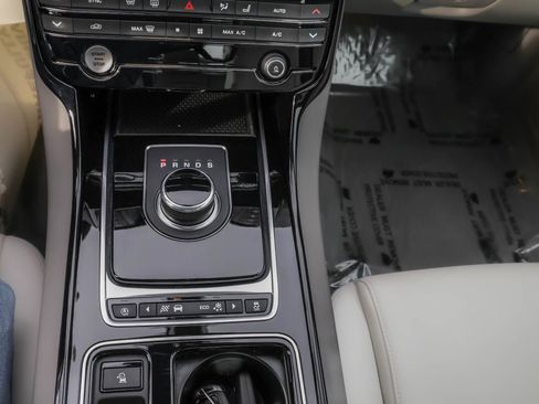 Used 2018 Jaguar XE Premium image 29