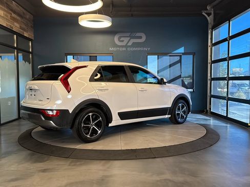 Used 2025 Kia Niro LX FWD image 3