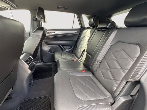 Used 2024 Volkswagen Atlas Cross Sport SE image 24