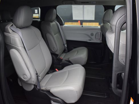 Used 2025 Toyota Sienna XLE w/ XLE Plus Package AWD/4WD image 11