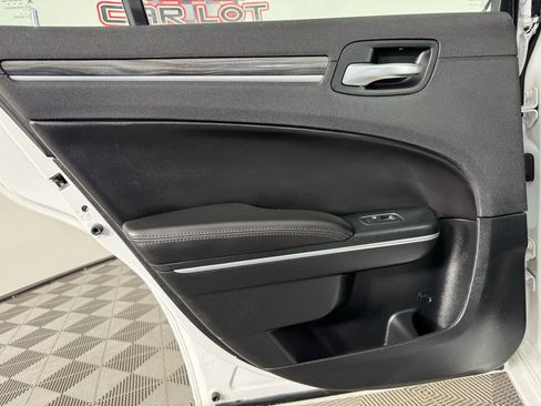 Used 2018 Chrysler 300 Touring image 40