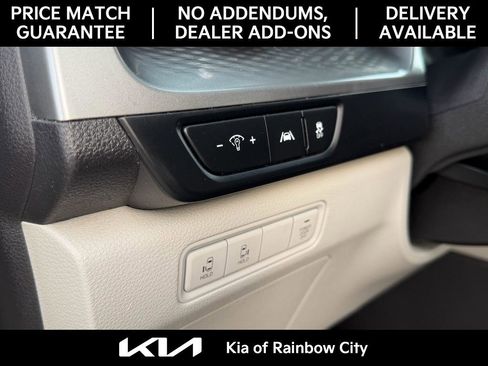 Used 2022 Kia Carnival LX image 11