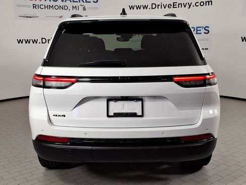 Used 2023 Jeep Grand Cherokee Altitude AWD/4WD image 5