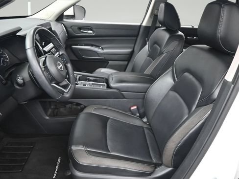 Certified 2024 Nissan Pathfinder SL w/ SL Premium Package FWD image 9