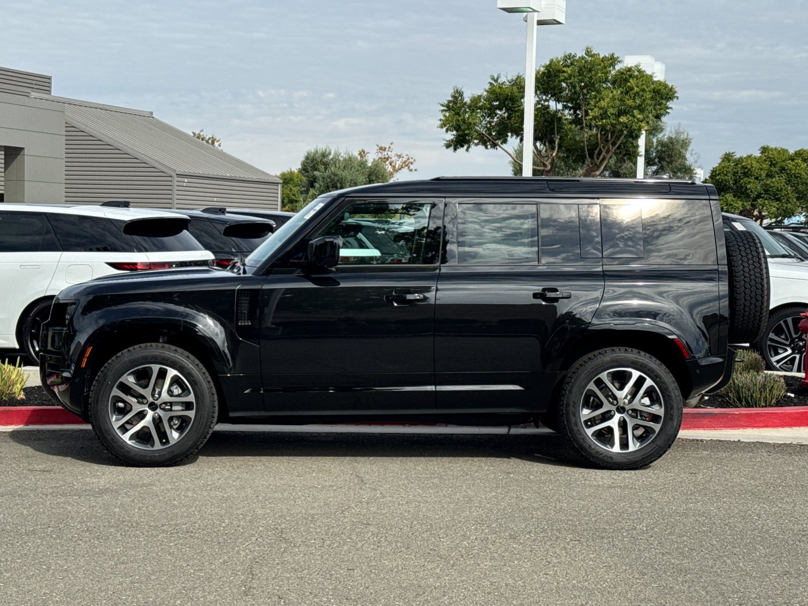 New 2026 Land Rover Defender 110 X-Dynamic SE AWD/4WD image 3