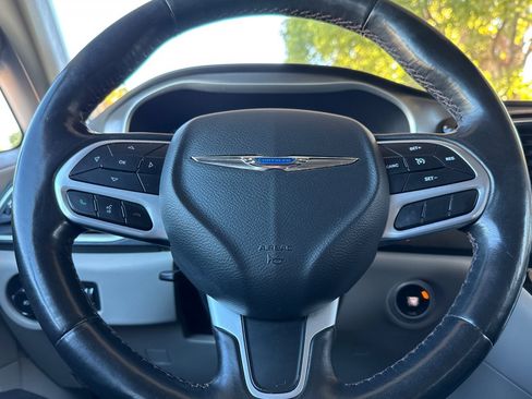 Used 2020 Chrysler Pacifica Touring-L w/ Tire & Wheel Group image 23