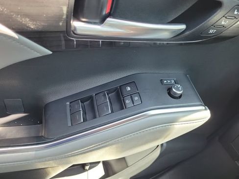 Used 2023 Toyota Highlander Platinum AWD/4WD image 28