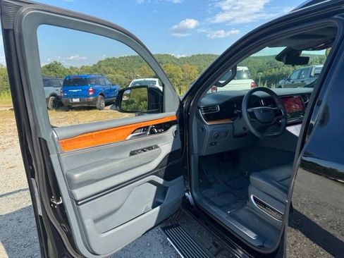 Used 2022 Jeep Grand Wagoneer Series III AWD/4WD image 15