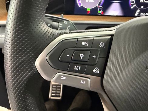 Used 2025 Volkswagen Tiguan SEL R-Line image 15