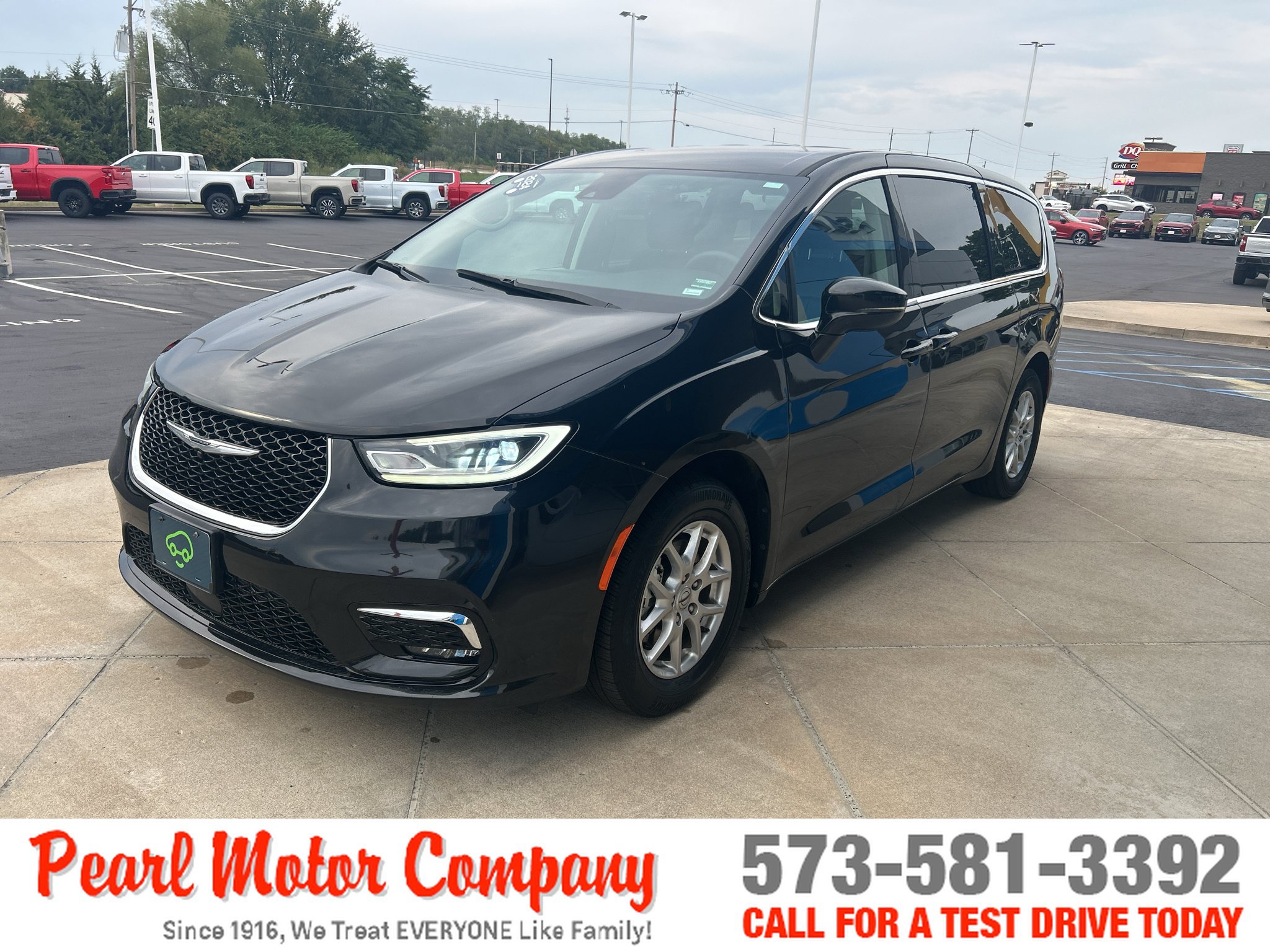 Used 2024 Chrysler Pacifica Touring-L FWD image 7