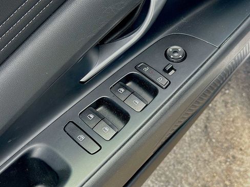 Used 2025 Hyundai Elantra Limited FWD image 7