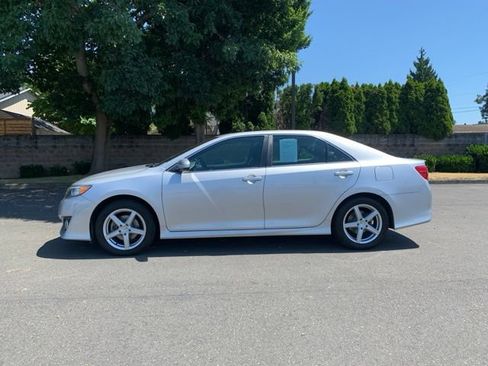 Used 2014 Toyota Camry SE FWD image 2