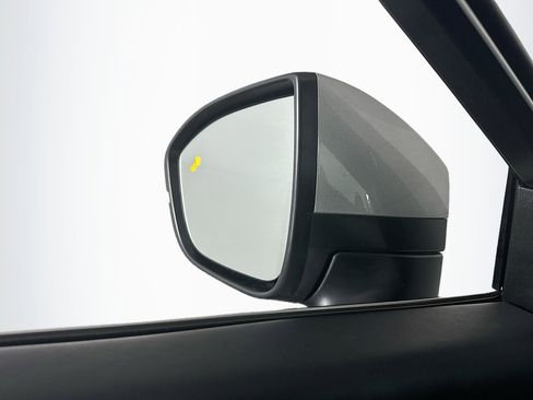 Used 2025 Nissan Pathfinder SV image 16