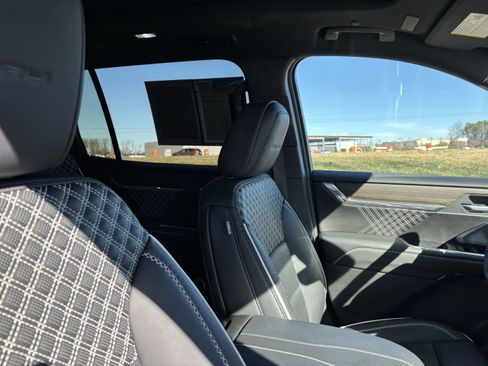 Used 2025 GMC Acadia Denali w/ Super Cruise Package image 35