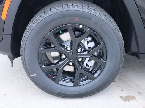 New 2025 Jeep Grand Cherokee Altitude image 18